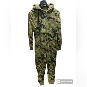 2 for $25 Men’s green Camo hooded Onesie size medium M